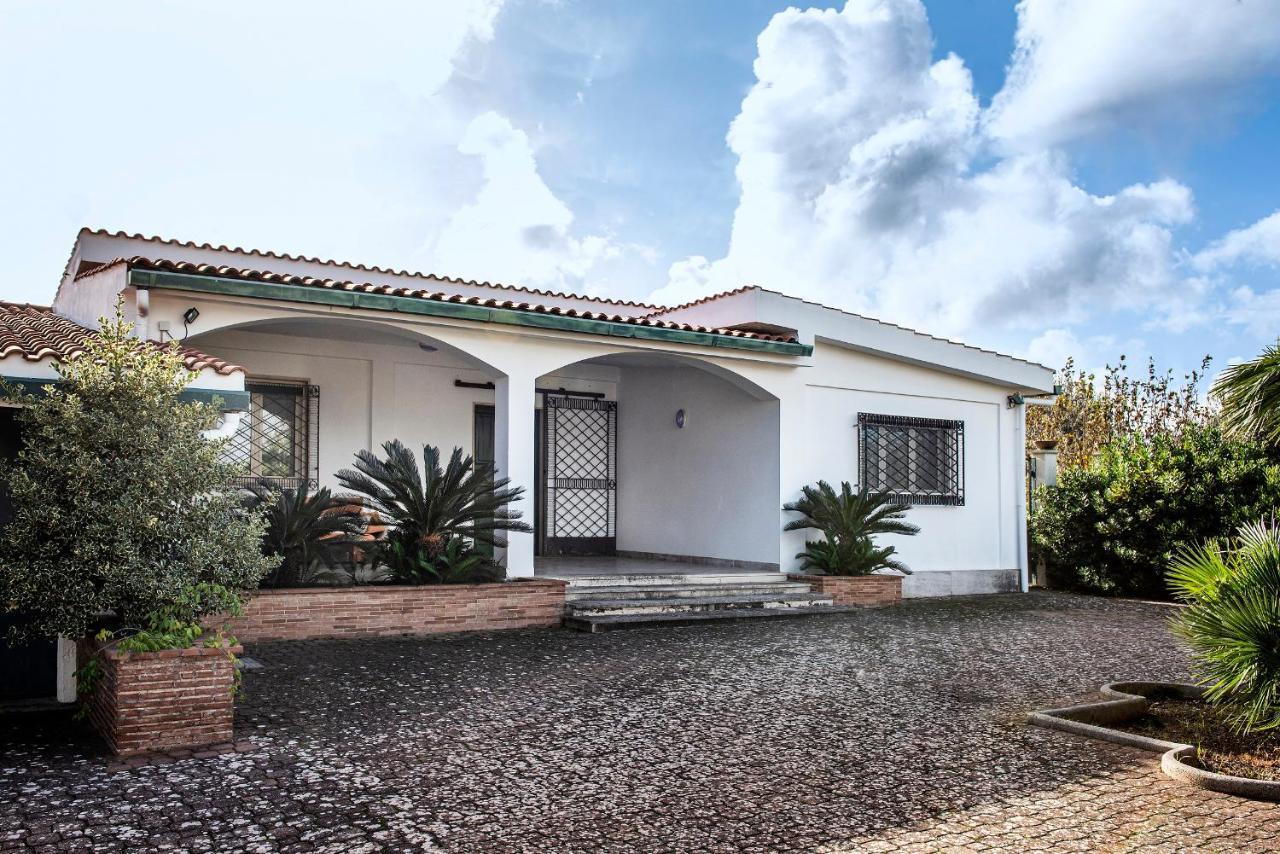 Villa Eva Crispiano Bagian luar foto